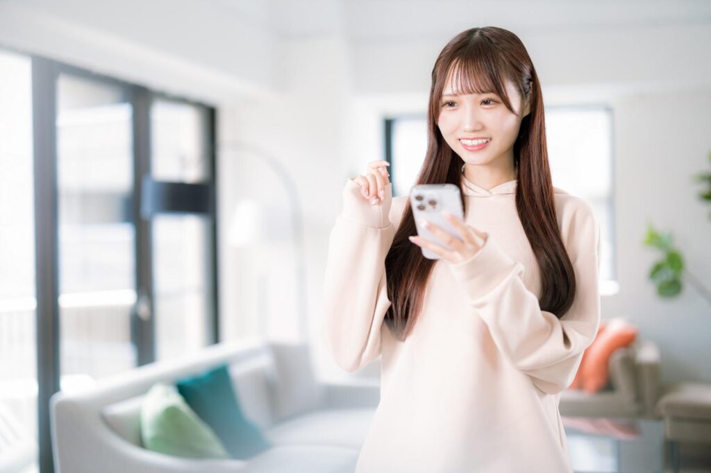 スマホで部屋探し中の人