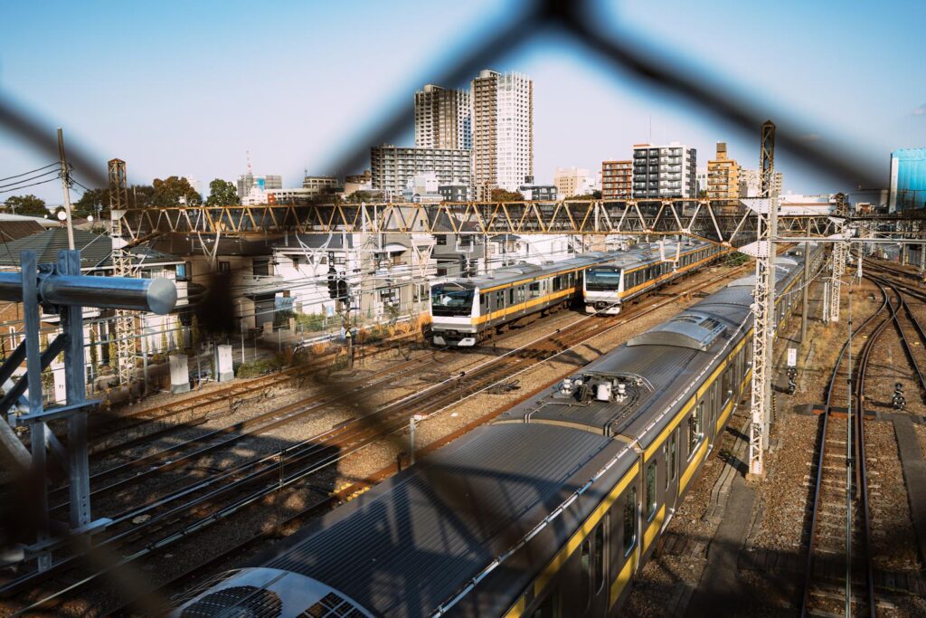 複数の線路と走る電車