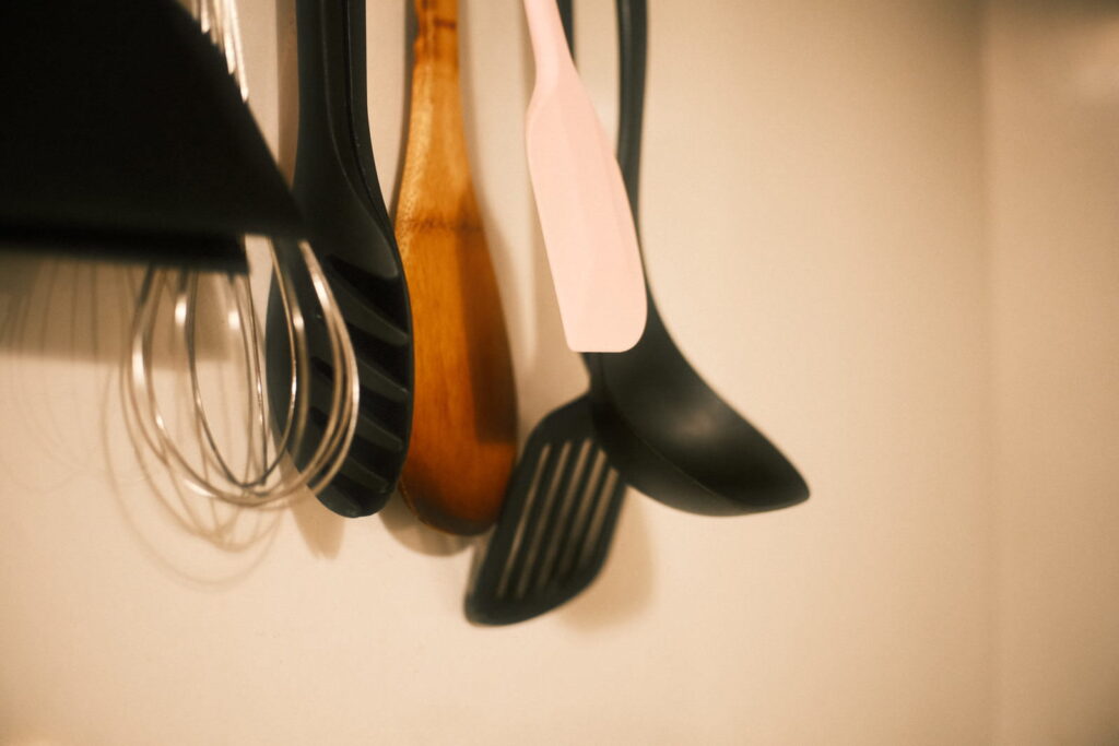 壁につり下がったキッチン用品