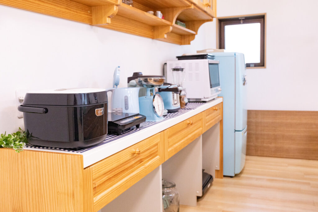キッチンに並べられた家電