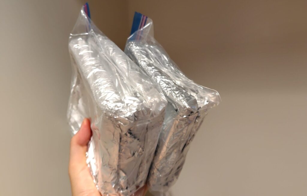 アルミホイルで包んだ食パン