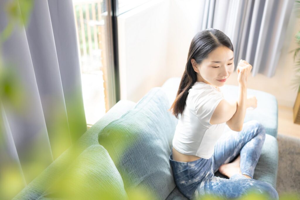 ソファーの上でストレッチしている人