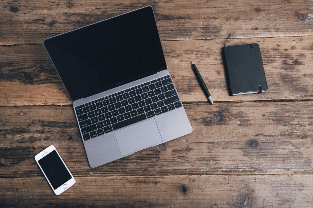 デスクの上に置かれたPC