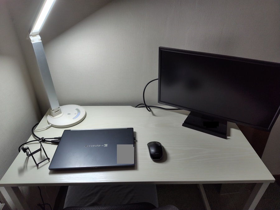 ニトリのデスクの上に置かれたノートパソコンとモニター