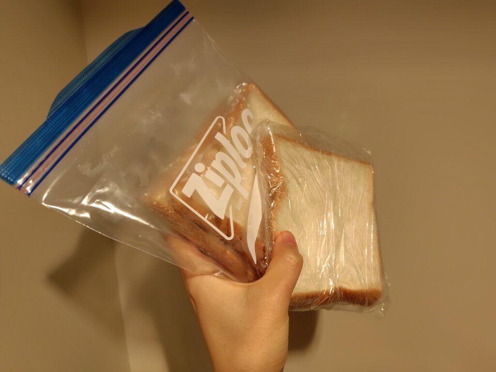 ラップして冷凍した6枚切り食パン