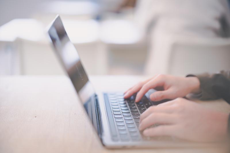 PCで作業中の手元