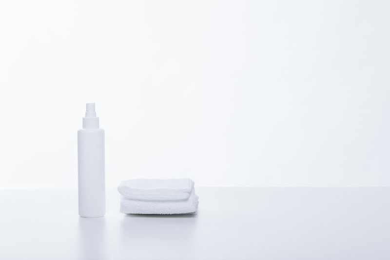 畳まれたタオルとスキンケアグッズ