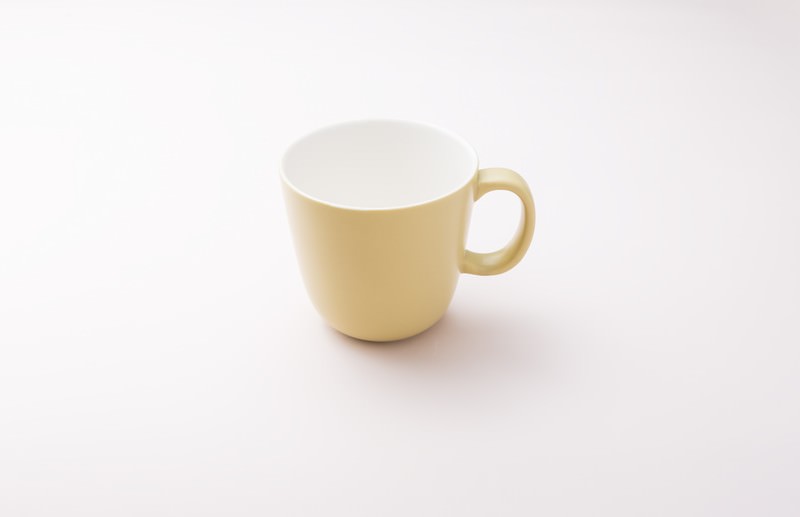 テーブルに置かれたマグカップ