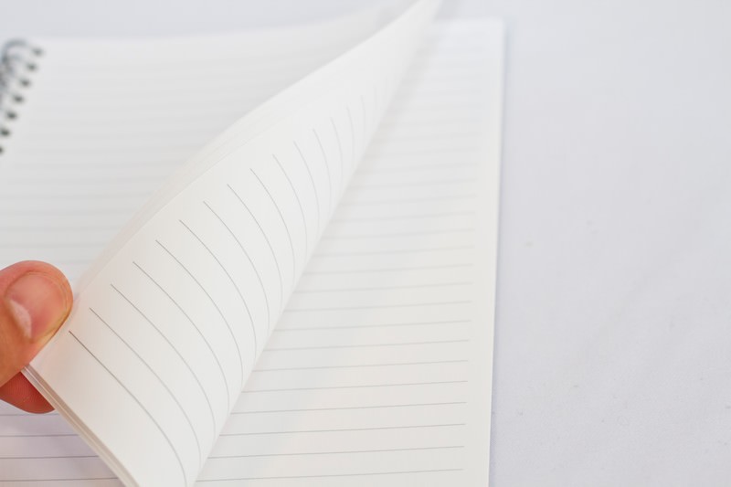 白紙のページをめくっている様子
